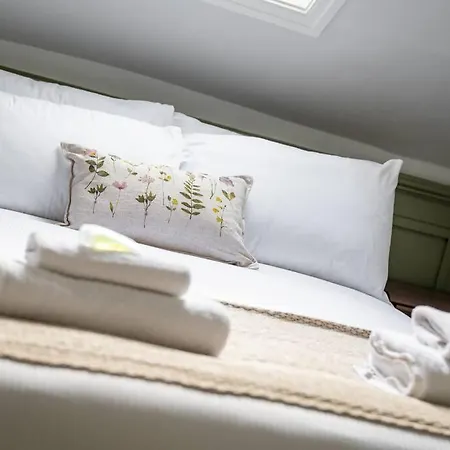 Aldwark Attic Is 4 Min To The Shambles With Free Wifi *